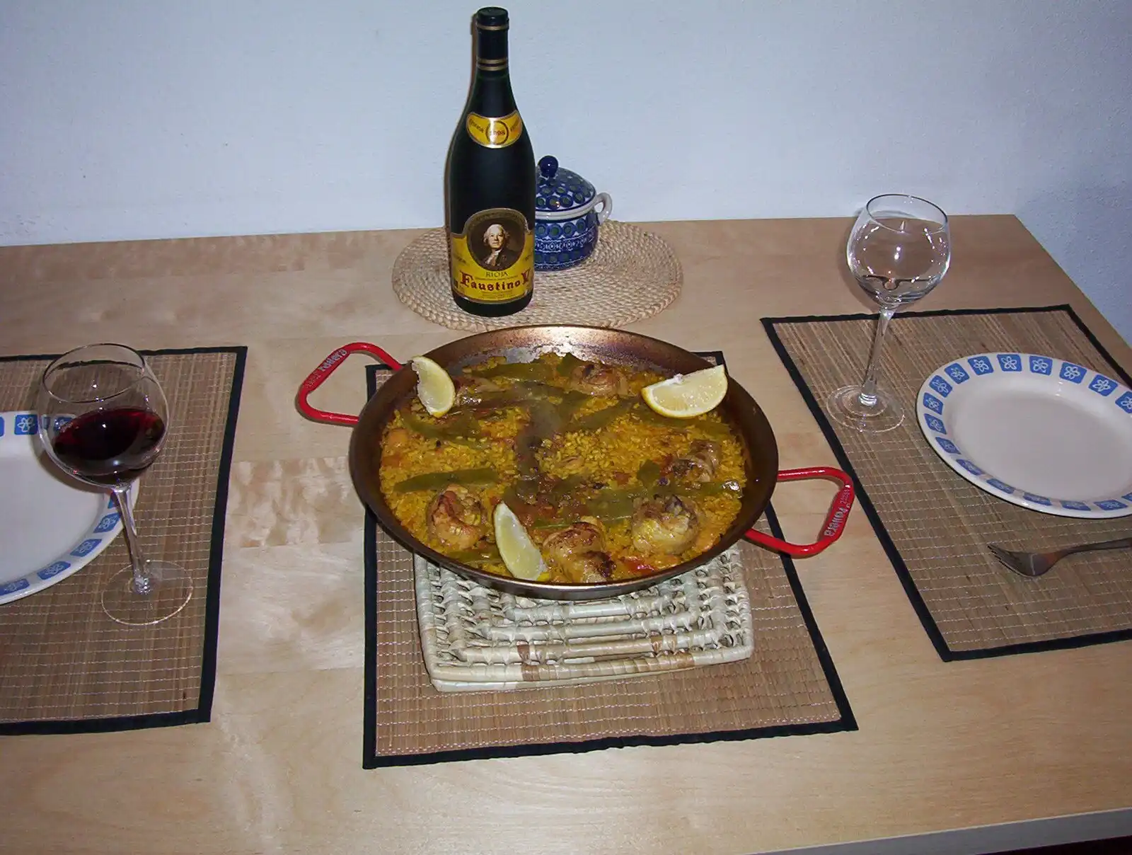 Paella Valenciana op tafel